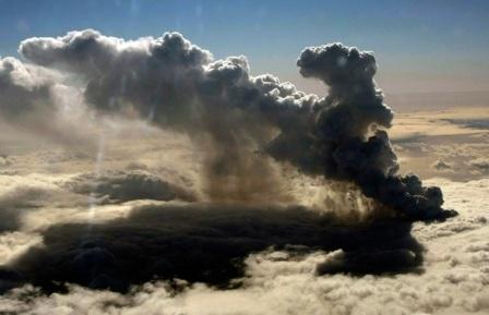 Aswolk van de IJslandse Eyjafjallajökull-vulkaan