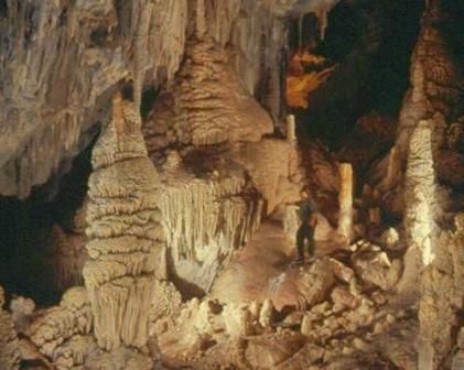 chemische verwering; een grot in kalksteen met  stalactieten en stalagmieten