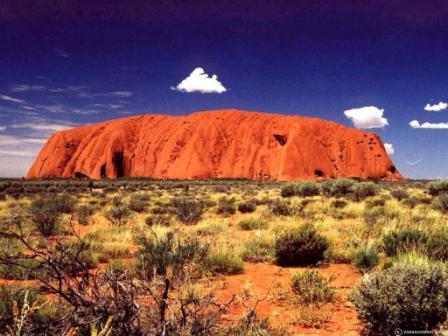 uluru: rode kleur is ontstaan door roesting van het ijzerrijke gesteente