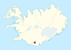 Kaart van IJsland waarbij het rode stipje in het zuiden van IJsland de locatie van de Katla vulkaan voorsteld, welke zich onder de Mýrdalsjökull gletsjer bevindt