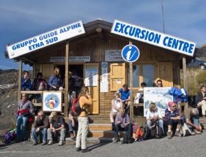 ‘Gruppo Guide Alpine Etna Sud’ gebouw, een van de informatiecentra voor toeristen van waaruit excursies naar Mount Etna worden georganiseerd