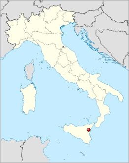 Kaart van Italië, waarbij het rode stipje ten noordoosten van het eiland Sicilië de locatie van Mount Etna voorsteld