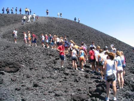 Het is mogelijk om Mount Etna onder begeleiding van een professionele gids te beklimmen