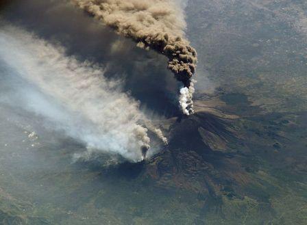 Een vulkaanuitbarsting van Mount Etna in 2002 vanuit de ruimte