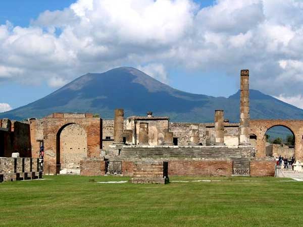 Ruines van Pompeii met Mount Vesuvius op de achtergrond.