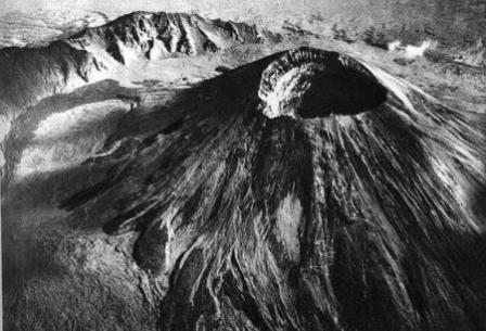 Somma-Vesuvius complex. Op deze foto is goed te zien dat Mount Vesuvius wordt omsloten door Mount Somma.