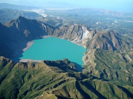 kratermeer in caldera van vulkaan pinatubo