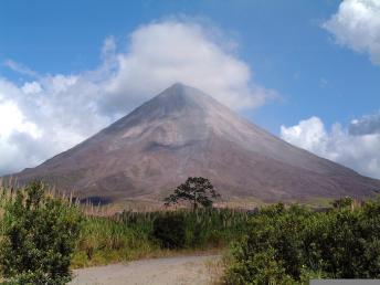 Vulkaan El Arenal (1633 meter hoog), gelegen in het noorden van Costa Rica
