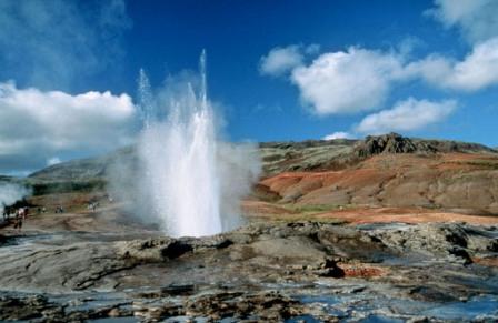 Uitbarstende Geysir, een geiser in de Haukadalur vallei, IJsland