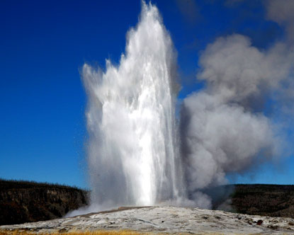 ‘Old Faithful’ (Yellowstone National Park) is een voorbeeld van een kegelgeiser