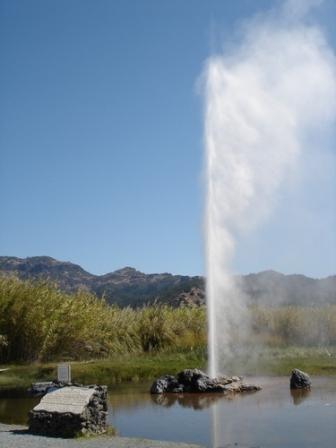 ‘Little Old Faithful Geyser’ in California (VS) is een voorbeeld van een artificiële geiser