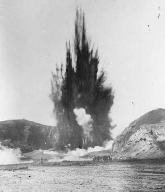 Uitbarsting van de ‘Waimangu Geyser’ in Nieuw-Zeeland